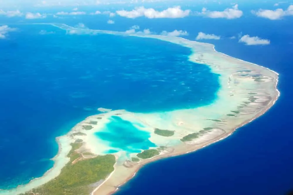 Vue aérienne du Lagon Bleu de Rangiroa, lagon turquoise au milieu des motu