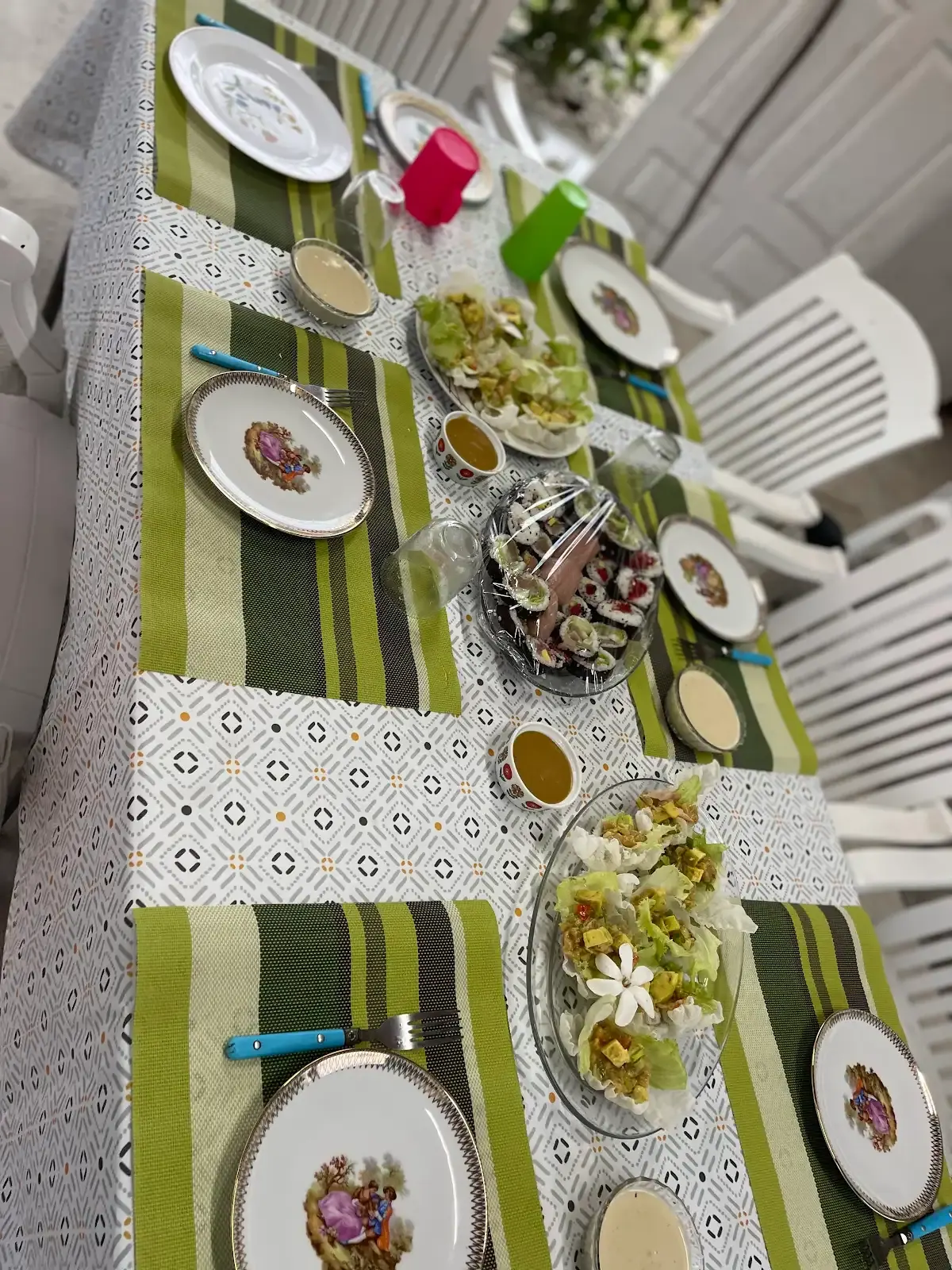 Table du dîner dressée sur la terrasse