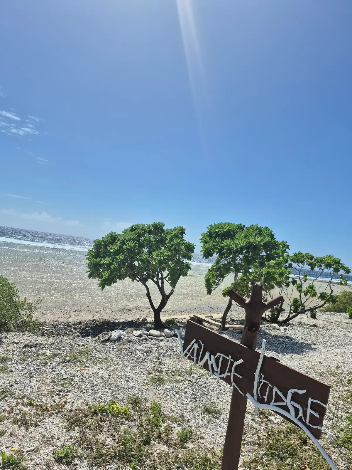 La plage devant le lodge et son panneau