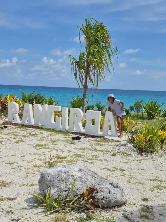 Panneau Rangiroa au bord du lagon