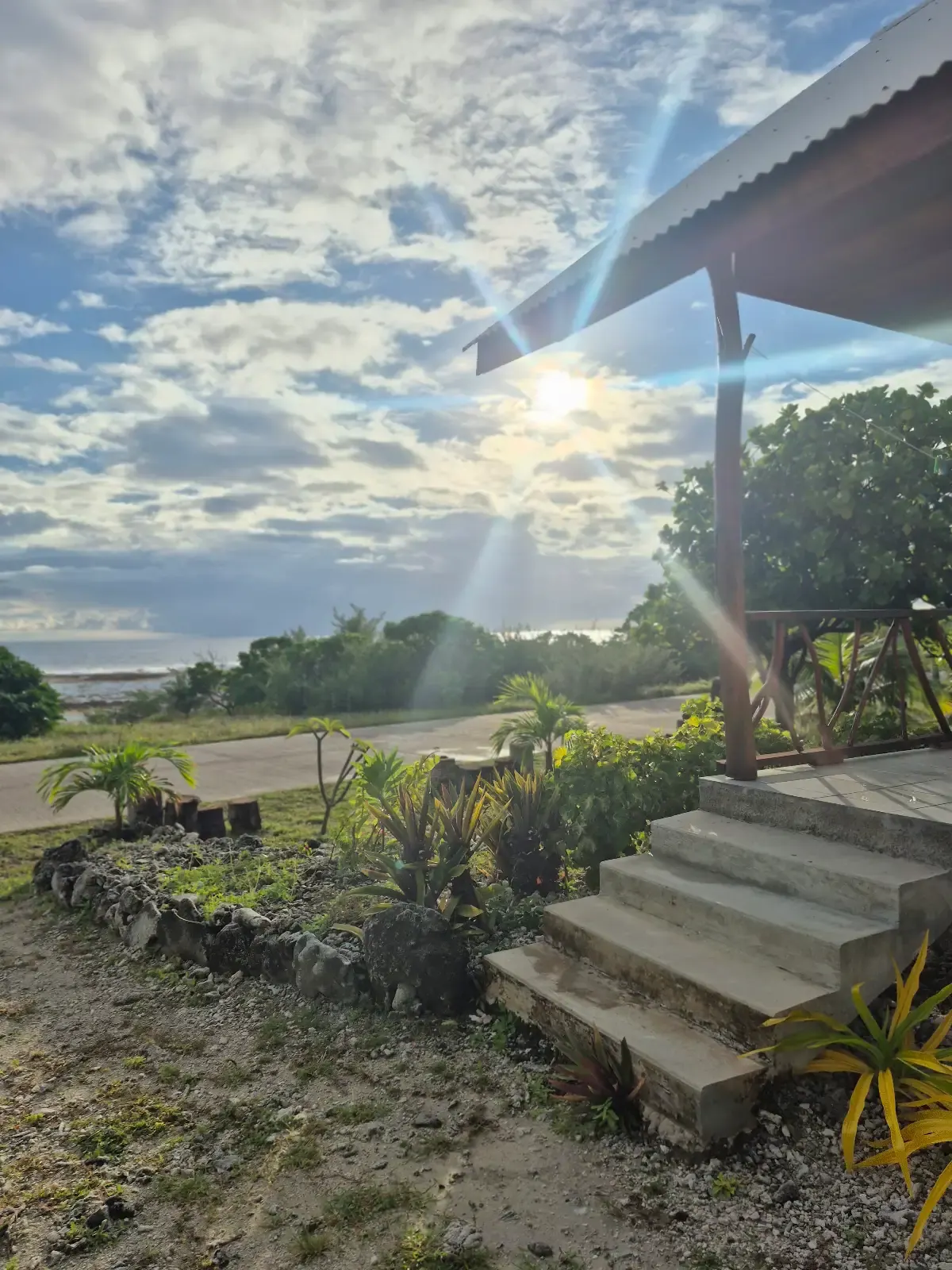 Lever de soleil sur les marches du bungalow