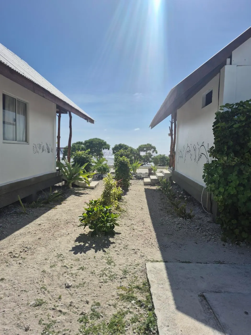 Allée entre les bungalows vers l’océan