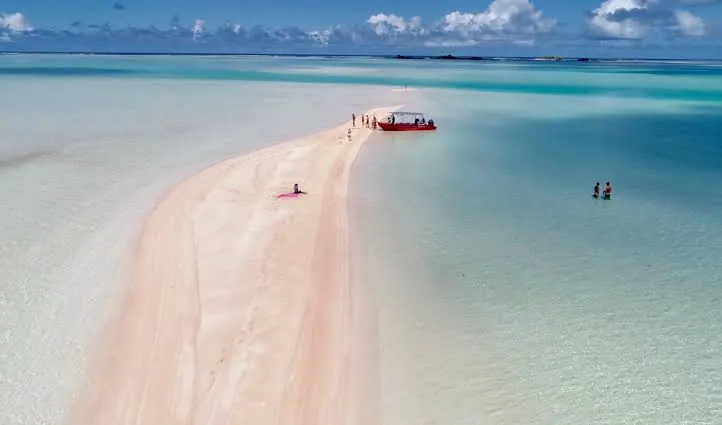 Langue de sable rose bordée d’eau turquoise, sud-est de l’atoll