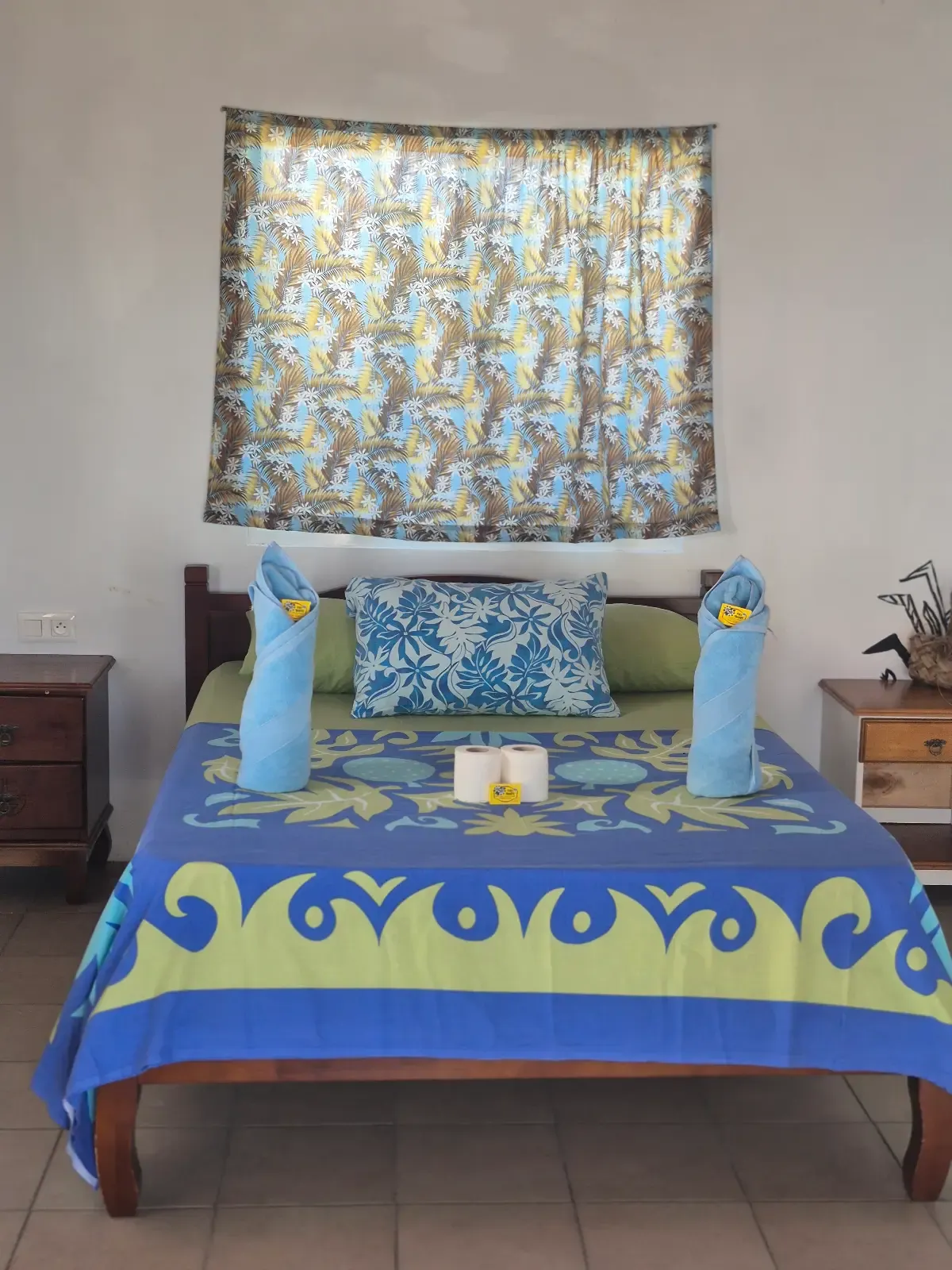 Chambre au linge polynésien bleu, serviettes roulées