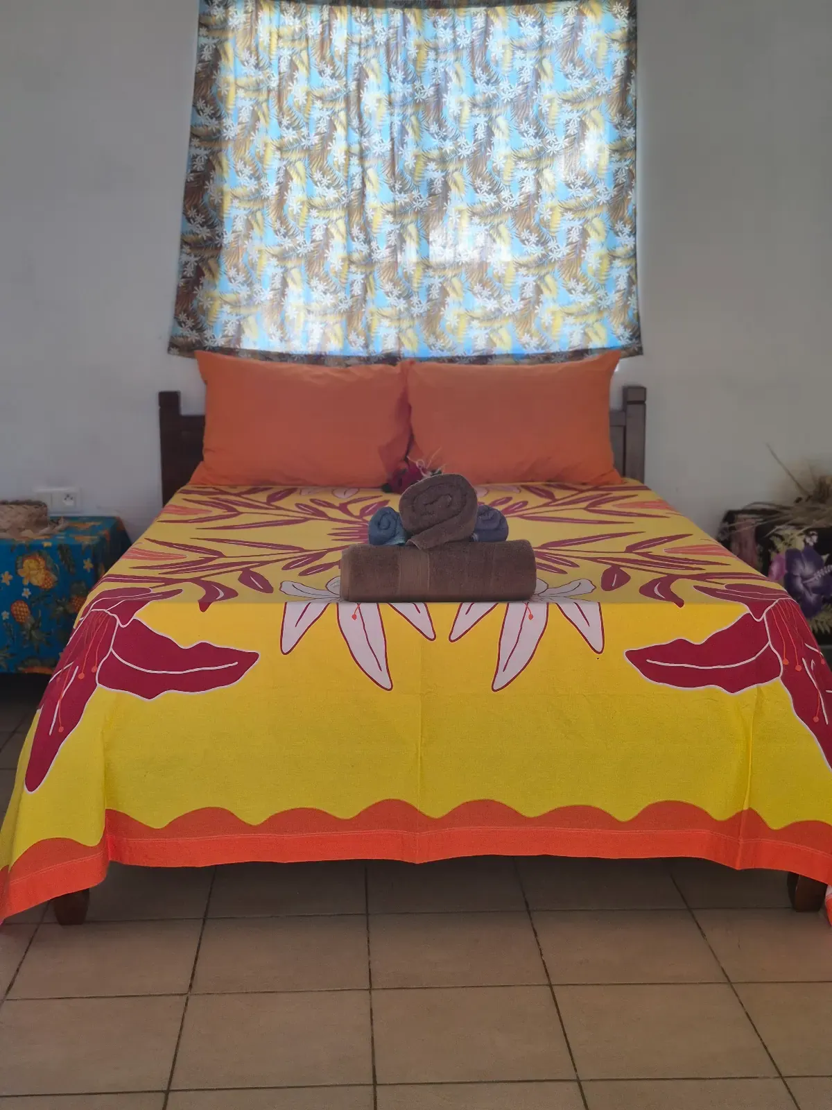 Chambre au linge polynésien jaune et orange