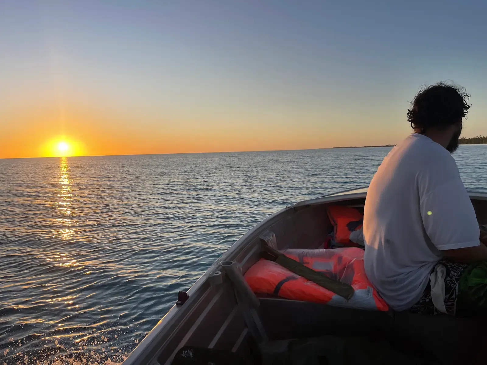 Retour du lagon en bateau au coucher du soleil